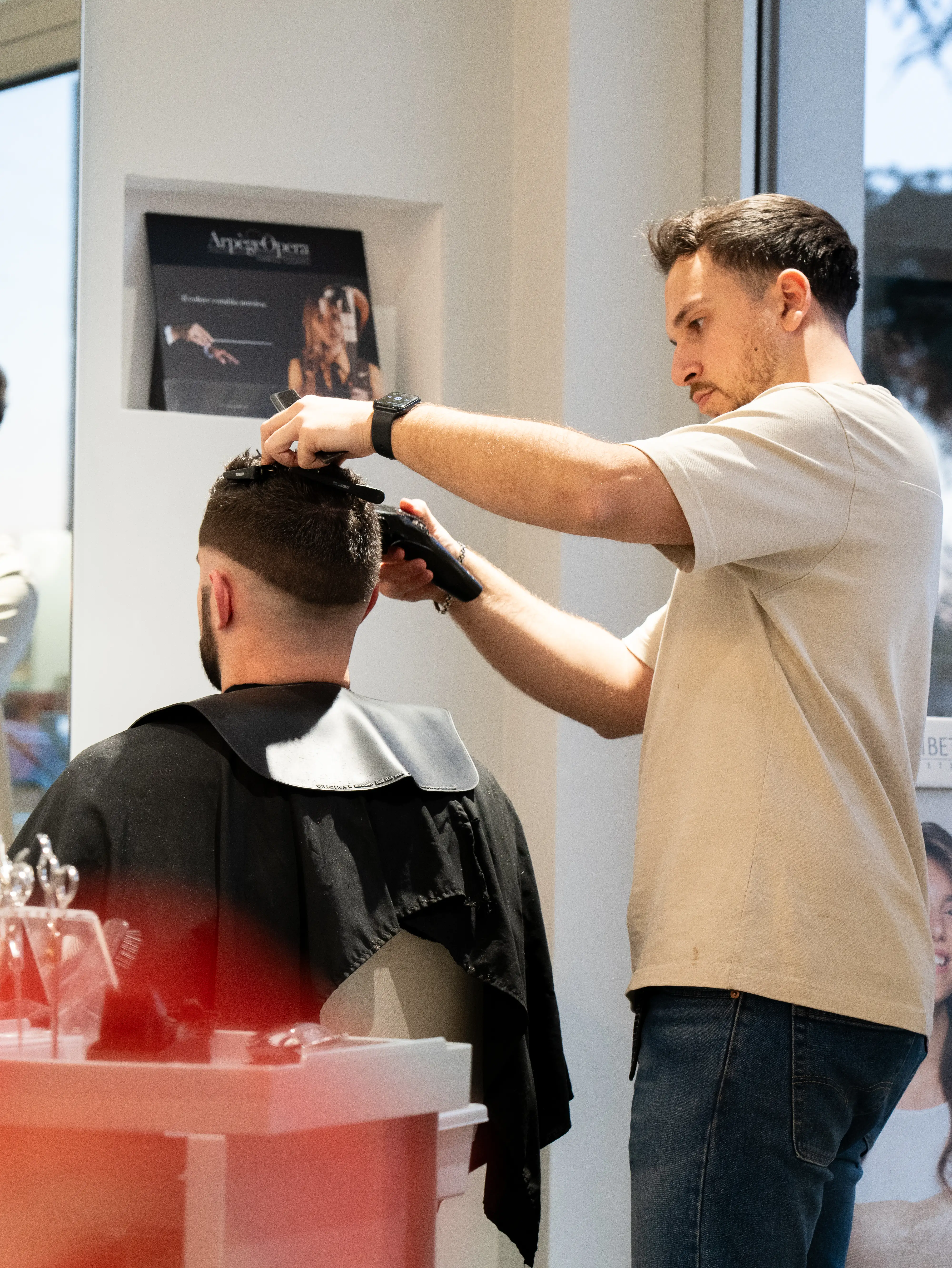 Barbiere che rade la barba di un cliente con un rasoio a mano libera.